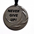 Medalie metalica argintie, Never Give Up!
